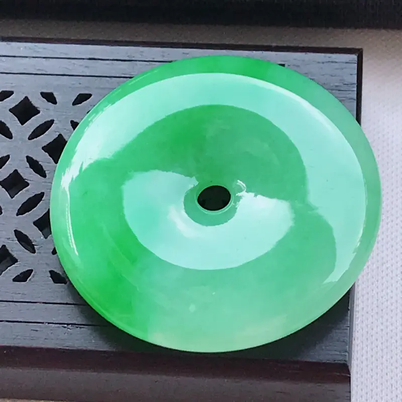 翡翠a货,糯种春带彩精美平安扣翡翠吊坠,玉质细腻,雕工栩栩如生,尺寸