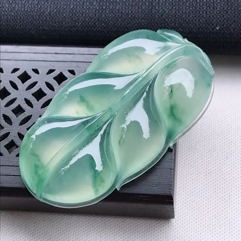 翡翠a货,冰种淡绿飘花精美叶子翡翠吊坠,玉质细腻,雕工栩栩如生,尺寸