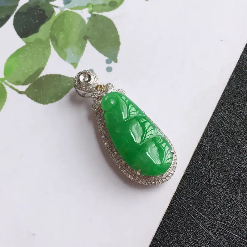 缅甸翡翠飘花连年有余吊坠,自然光实拍,颜色漂亮,玉质