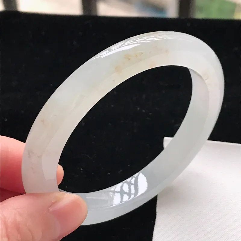 0/8.3,糯化种洒金黄贵妃手镯,玉质细腻水润,上手优雅迷人