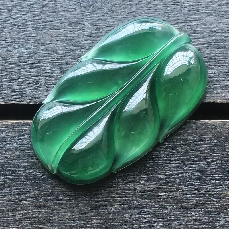 自然光实拍,缅甸a货翡翠,冰种蓝水叶子,起荧光,种好通透,水润玉质细腻