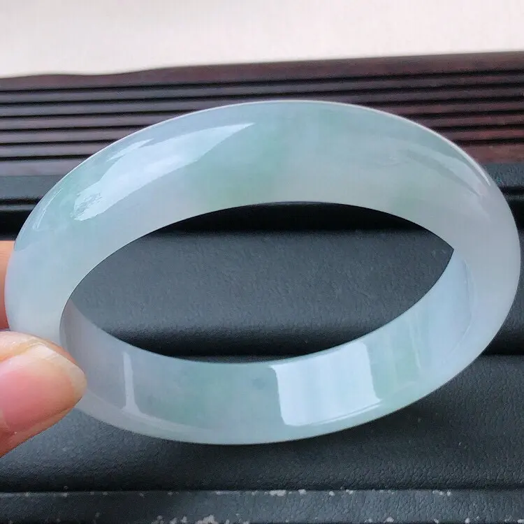 圈口56mm ,天然缅甸老坑a货浅绿宽边翡翠手镯 ,料子细腻柔洁,尺寸56