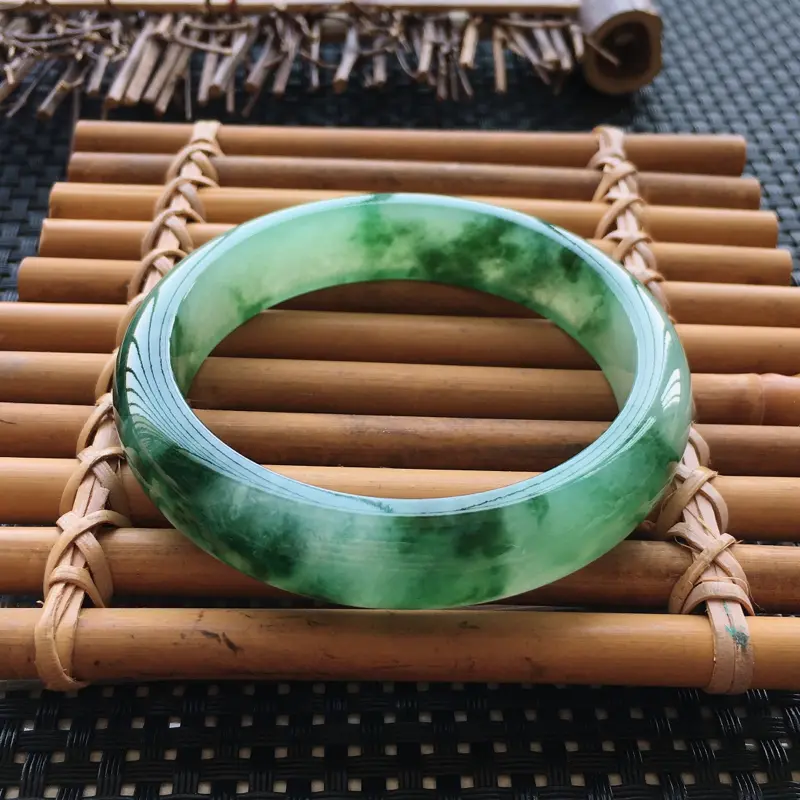 天然翡翠a货带色飘花正圈手镯,圈口58,质地细腻温润,品相靓丽,无纹裂