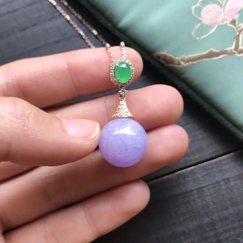 紫罗兰珠子吊坠,颜色浓郁,底子稍微有点棉,尺寸13.6mm,整体:30.2mm