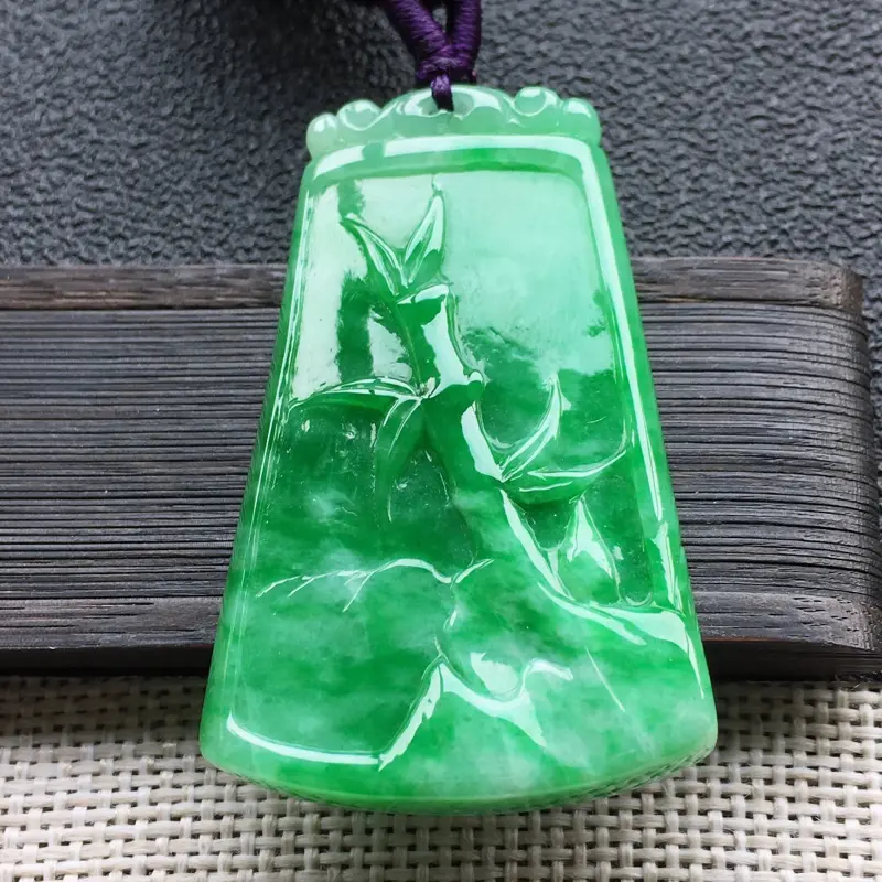 精品翡翠吊坠,雕工精美,玉质莹润,尺寸:玉:44.6*27.8*6mm,总质量:14.