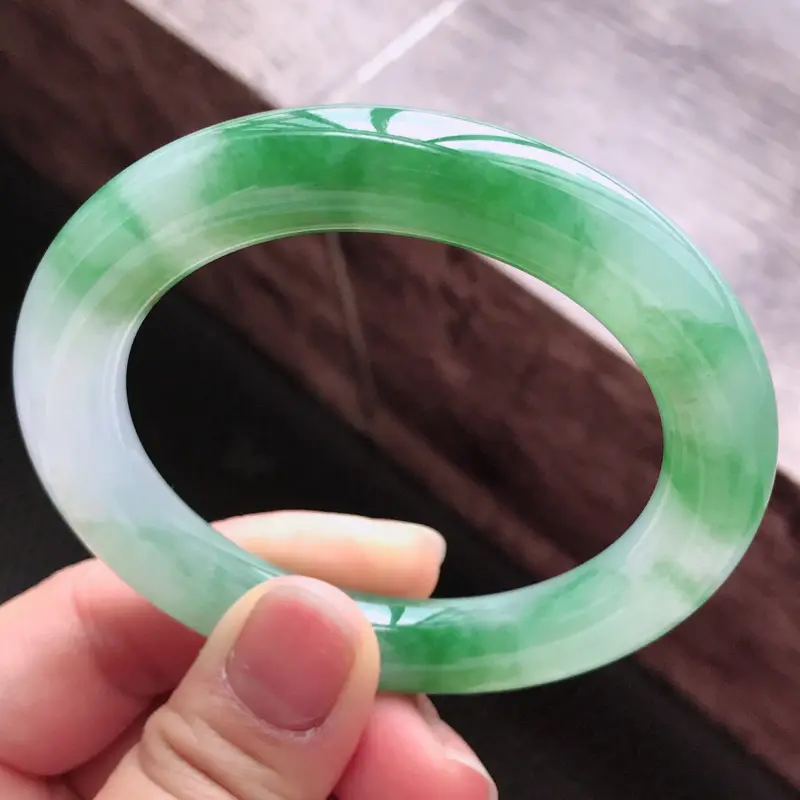 天然翡翠飘绿正圈手镯,颜色鲜艳上手高贵优雅规格52.