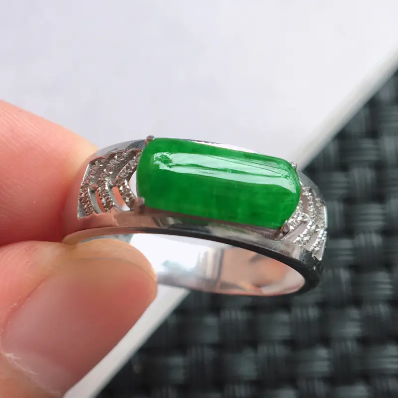 天然翡翠a货18k金镶嵌阳绿马鞍戒指,含金尺寸:16.3×11.7×6.