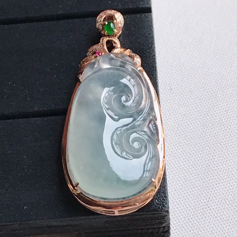 翡翠a货 18k金镶嵌冰种如意吊坠,玉质细腻 上身高贵,尺寸连金38.8/17.
