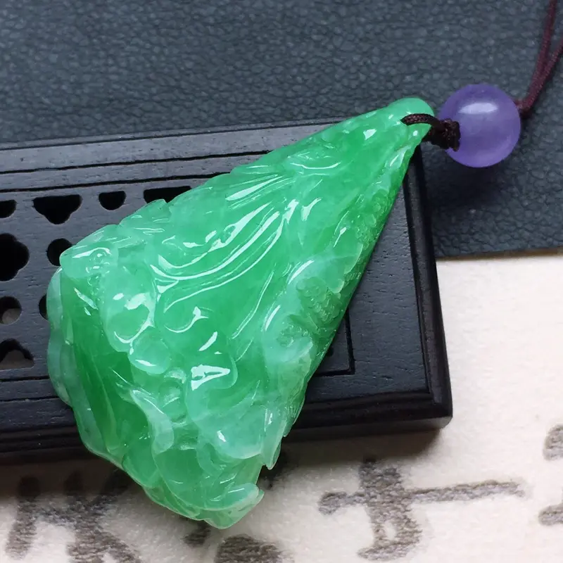 缅甸翡翠带绿白菜吊坠(顶珠为装饰珠),自然光实拍,颜色漂亮,玉质莹润