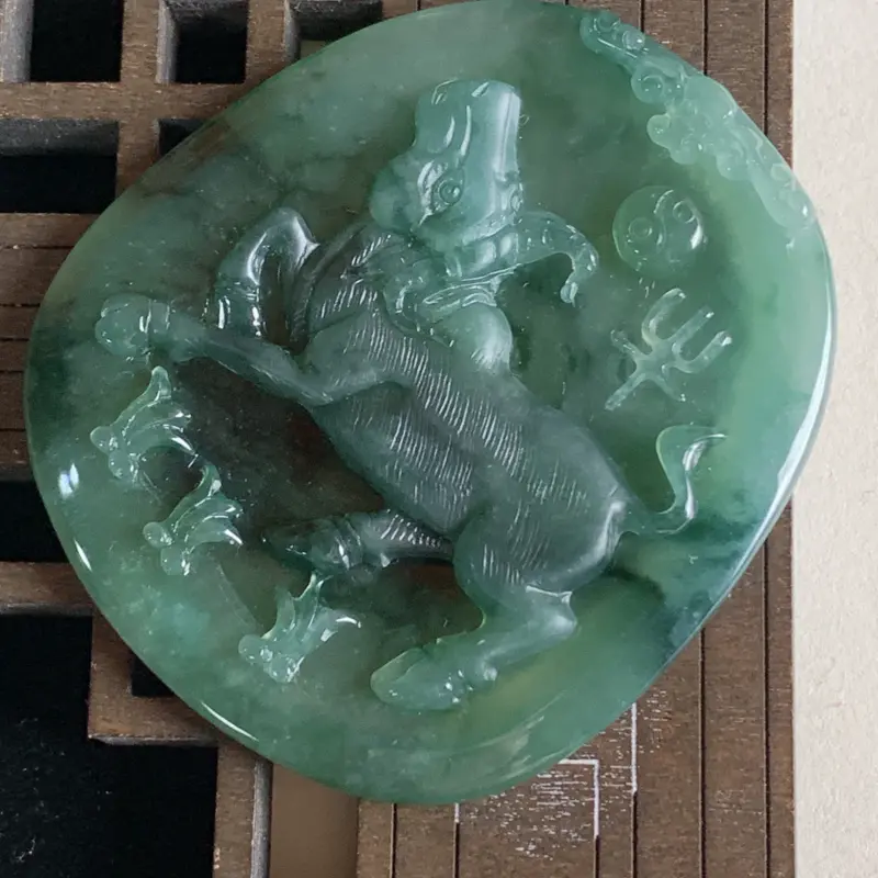 天然a货翡翠_水润飘绿翡翠扭转乾坤吊坠,尺寸53.7*48.1*5.