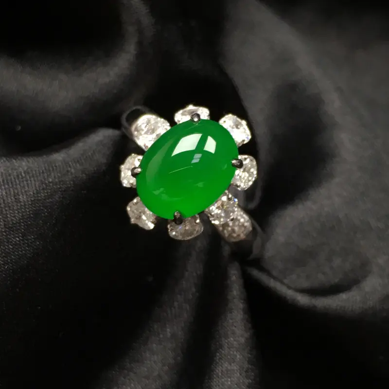 天然翡翠a货,18k金伴钻镶嵌,帝王绿戒指,质量货,饱满圆润,料子细腻