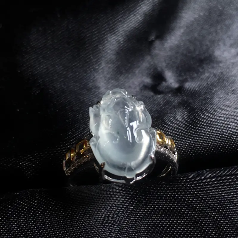 翡翠a货,冰种貔貅戒指,18k金镶嵌,带飘花,种水一流,佩戴精美