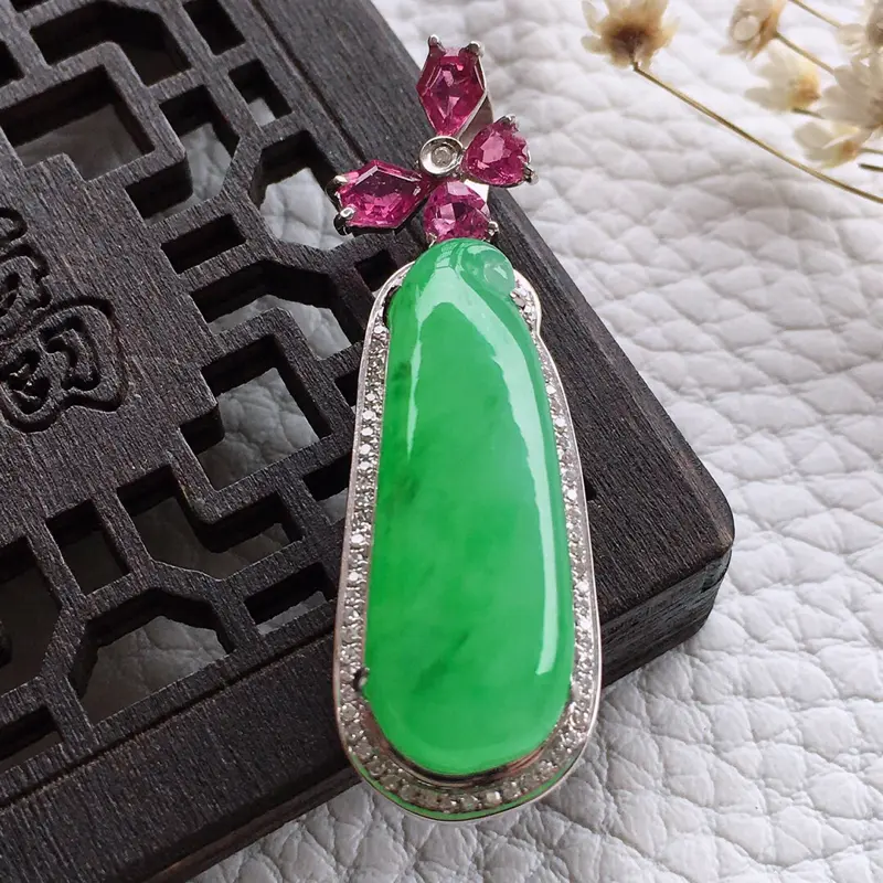 精品翡翠18k镶嵌伴钻福瓜吊坠,雕工精美,玉质莹润,尺寸:整体尺寸:39.