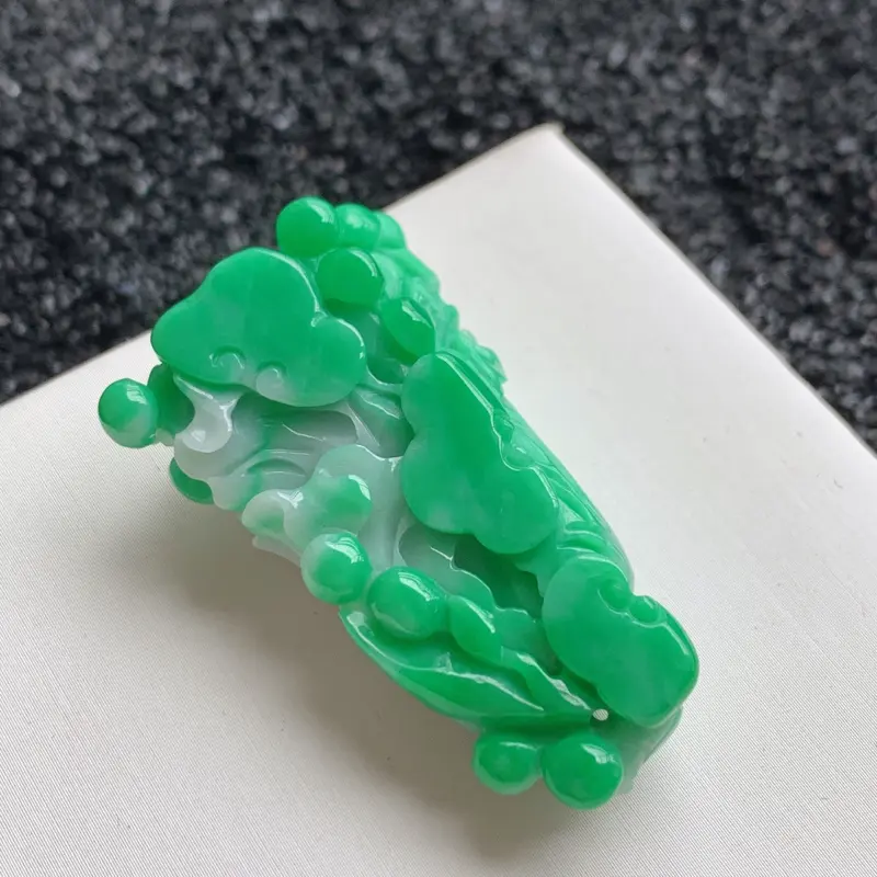 缅甸天然翡翠a货 精工带绿白菜吊坠,克重:23.