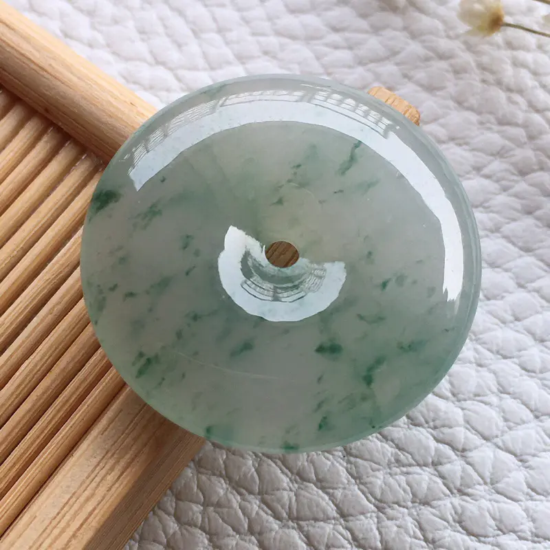 精品翡翠平安扣吊坠,雕工精美,玉质莹润,尺寸:玉:27.8*6.