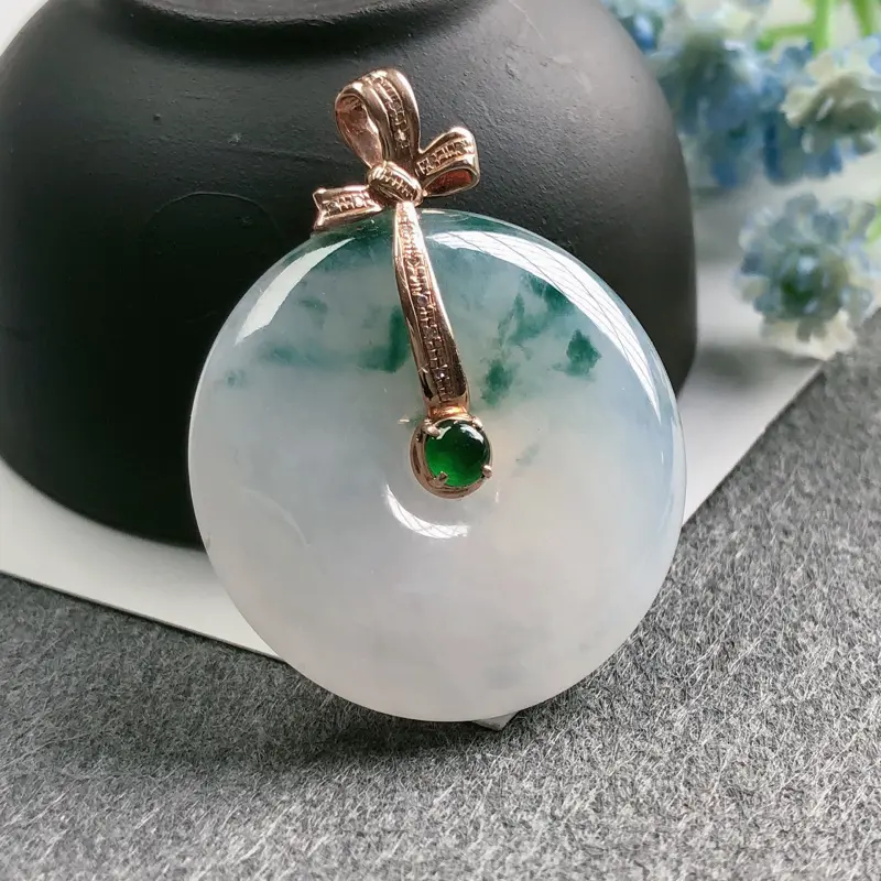 冰润飘花翡翠平安扣,玉质水润,细腻干净,水头足,花色灵动飘逸,造型