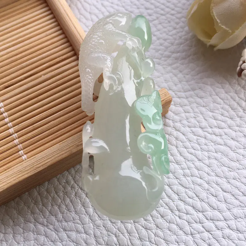 精品翡翠吊坠,雕工精美,玉质莹润,尺寸:玉:58.6*20.5*12.