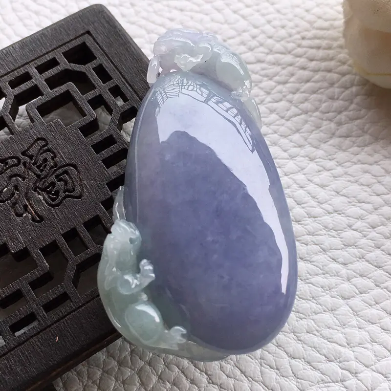 精品翡翠吊坠,雕工精美,玉质莹润,尺寸:玉:53*27.1*13.7mm,总质量:31.