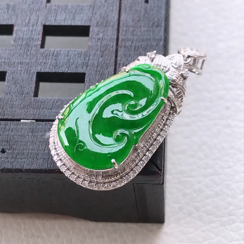 翡翠a货,飘花如意吊坠,18k金镶嵌,种水一流,佩戴精美