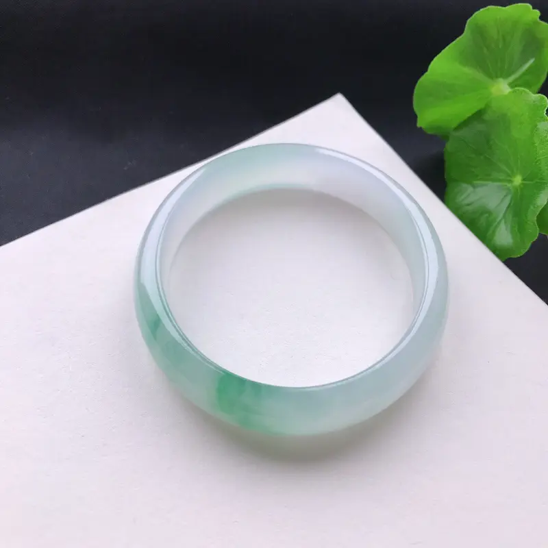 天然翡翠a货冰糯种飘绿贵妃手镯,尺寸55.9×51.3×12.1×6.