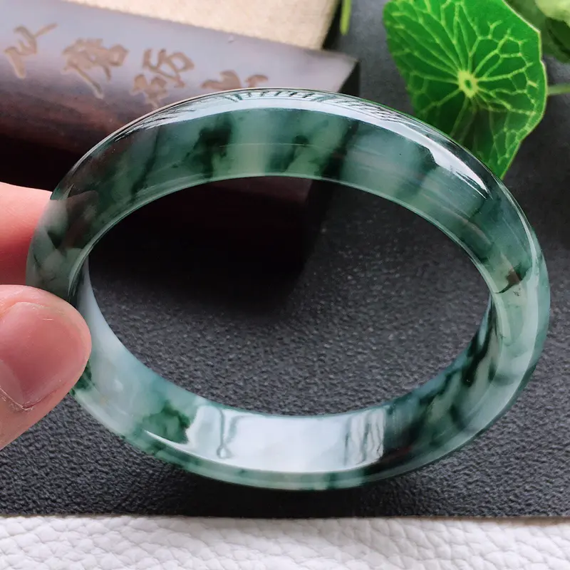精品翡翠手镯,雕工精美,玉质莹润,尺寸:内径:58.7mm,玉:13.2*7.