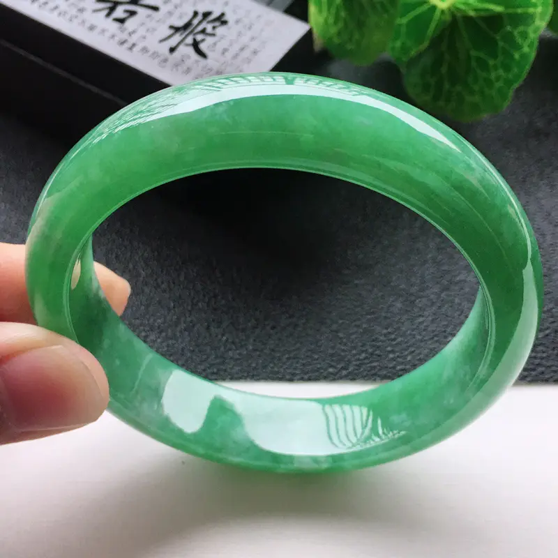 精品翡翠手镯,雕工精美,玉质莹润,尺寸:内径:58mm,玉:13.8*7.