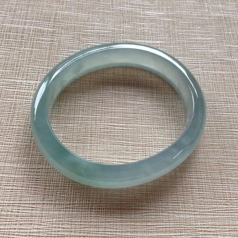 200422-18,天然翡翠a货,冰蓝水贵妃镯,水润通透,种水佳,色泽均匀,胶感