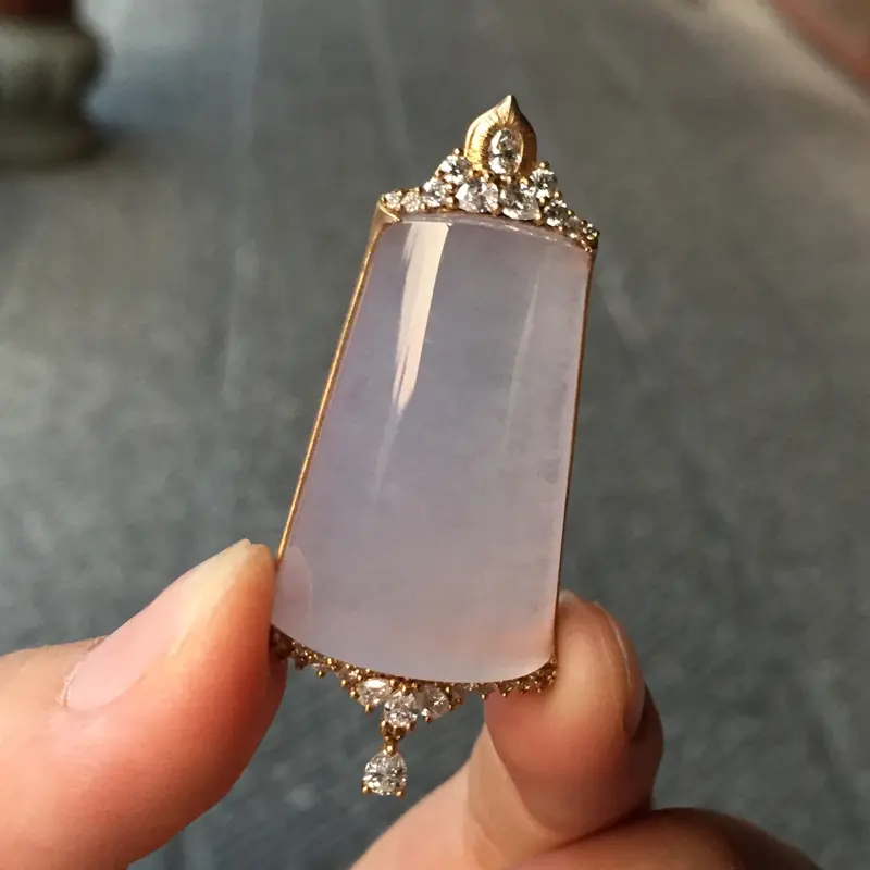 奢华18k金钻石镶嵌冰紫翡翠无事牌吊坠,款式新颖时尚,翡翠冰透水润起