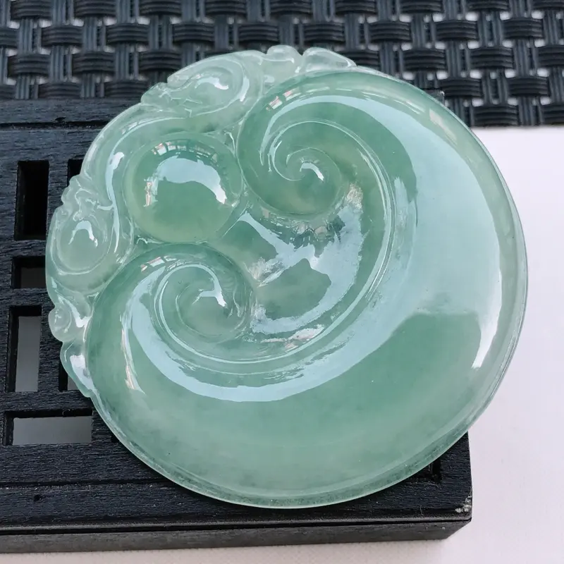 翡翠a货 糯化种水润淡绿翡翠福贝吊坠 尺寸50.5/49/5.