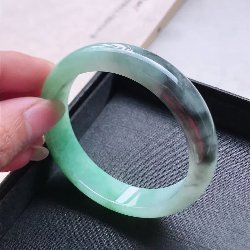 8*8 ,玉质细腻水润 ,乌鸡飘绿 ,条形漂亮