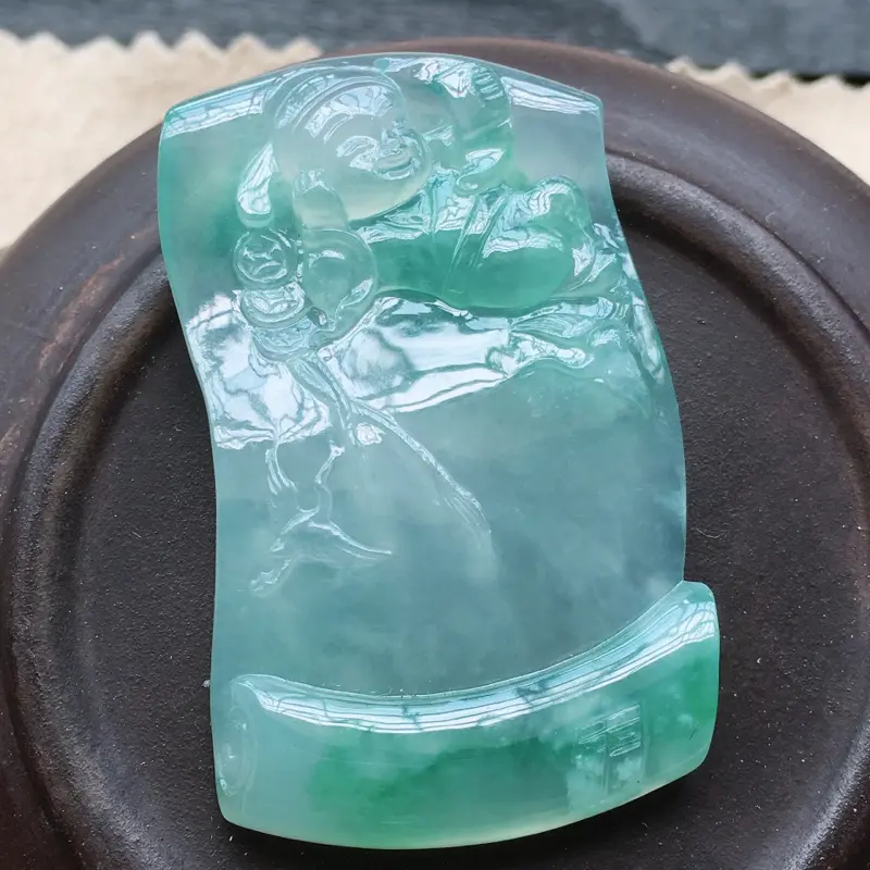 糯化种春带彩山水牌吊坠.玉质细腻,品相极佳.尺寸:49.3*5.8mm