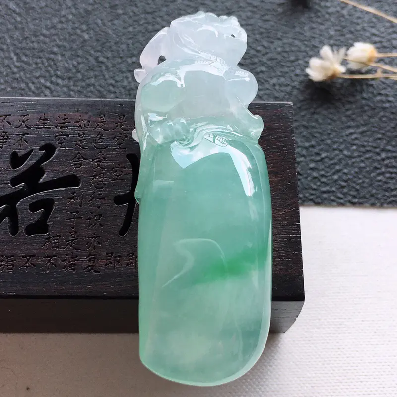 精品翡翠吊坠,雕工精美,玉质莹润,尺寸:玉:48.1*15.7*10.