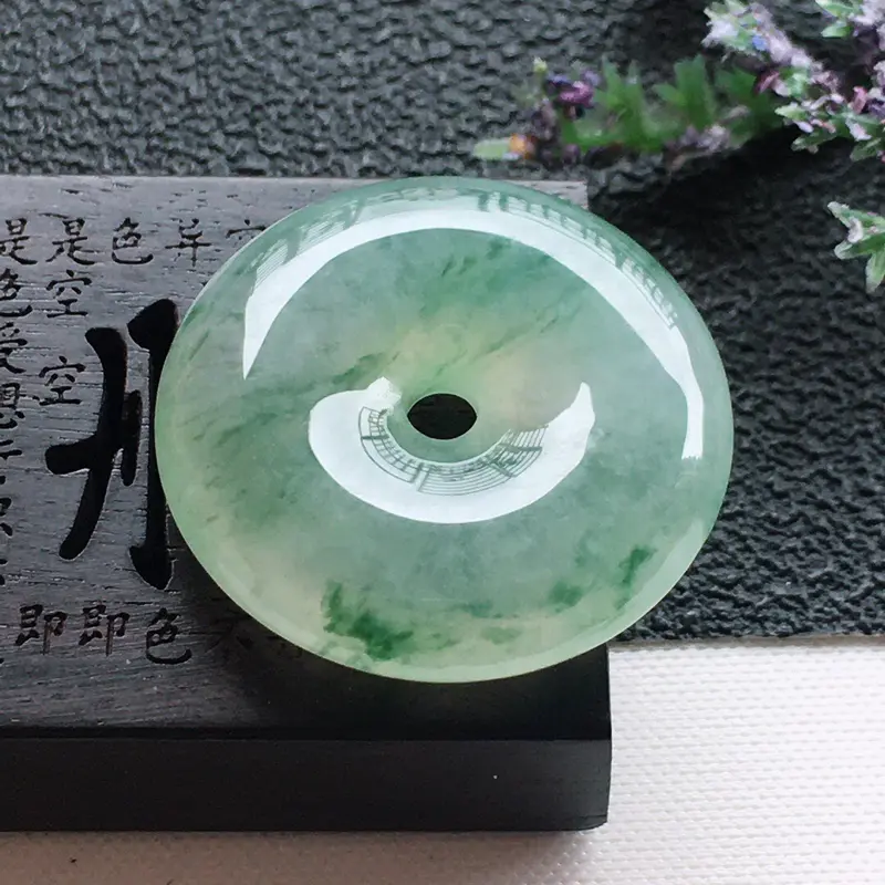 精品翡翠平安扣吊坠,雕工精美,玉质莹润, 尺寸:玉:23.3*6mm,总质量:6.