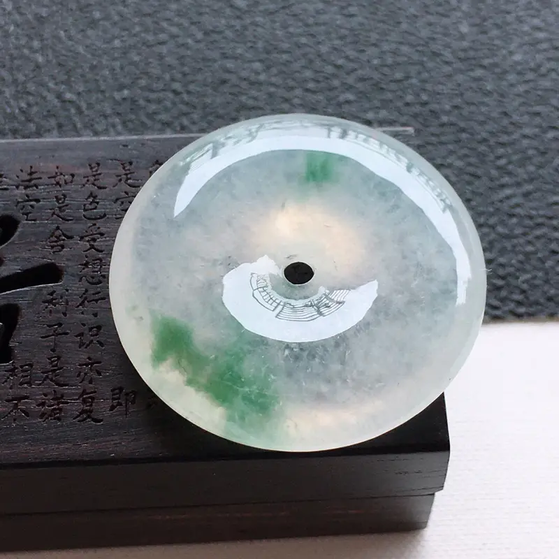 精品翡翠平安扣,吊坠,雕工精美,玉质莹润,尺寸:玉:26.7*6.