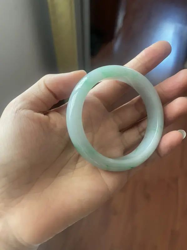 暖**:你们觉得这条好看吗？懂得看品质怎么样呢？猜猜值多少钱？无美颜无滤镜拍照！