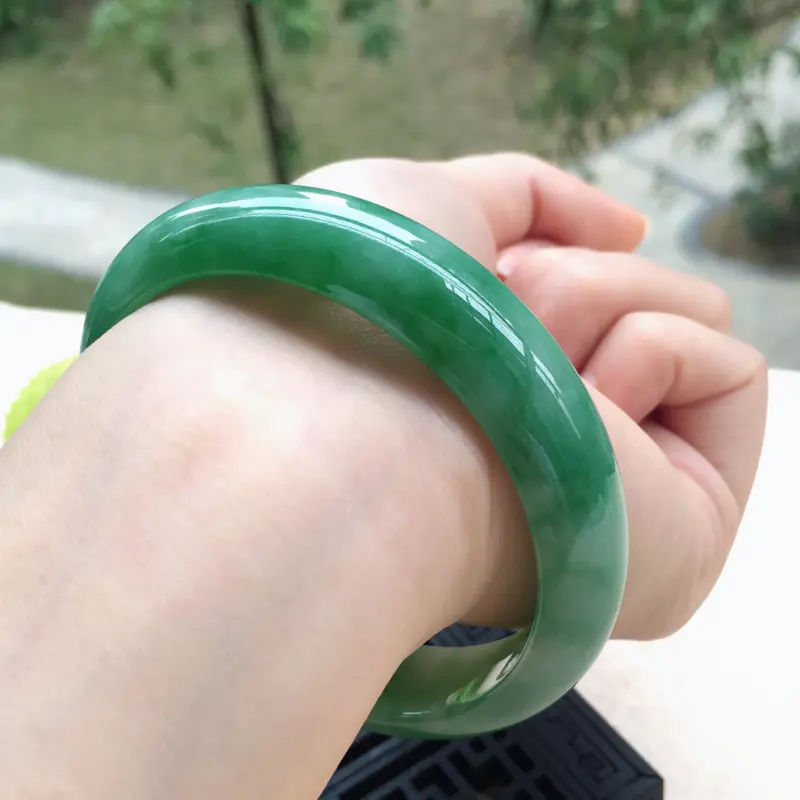 【大圈口福利~天然A货翡翠莹润飘绿花正装手镯,圈口60.3mm玉质细腻,色泽艳丽,翠绿抢眼,佩戴优雅贵气!尺寸60.3*15*7.6mm,重量60.94g】图9