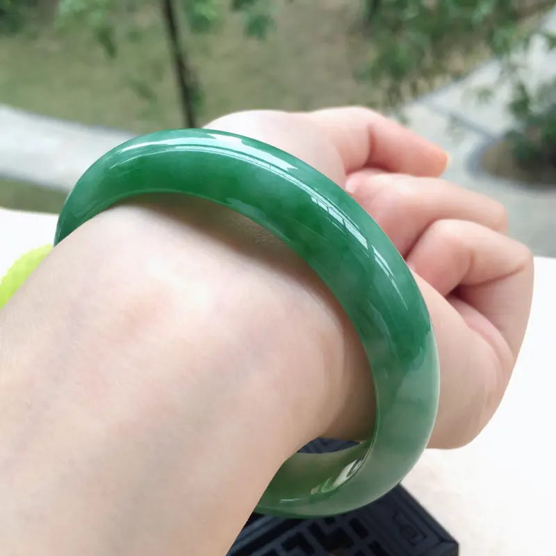 【大圈口福利~天然A货翡翠莹润飘绿花正装手镯,圈口60.3mm玉质细腻,色泽艳丽,翠绿抢眼,佩戴优雅贵气!尺寸60.3*15*7.6mm,重量60.94g】图8