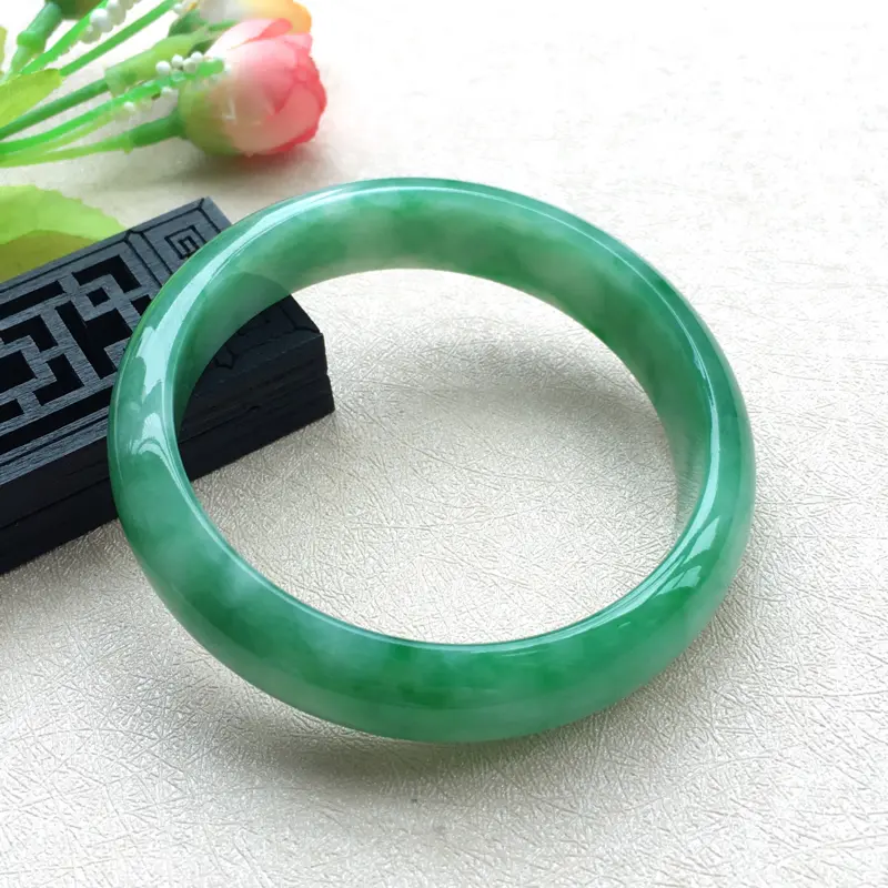 【大圈口福利~天然A货翡翠莹润飘绿花正装手镯,圈口60.3mm玉质细腻,色泽艳丽,翠绿抢眼,佩戴优雅贵气!尺寸60.3*15*7.6mm,重量60.94g】图3