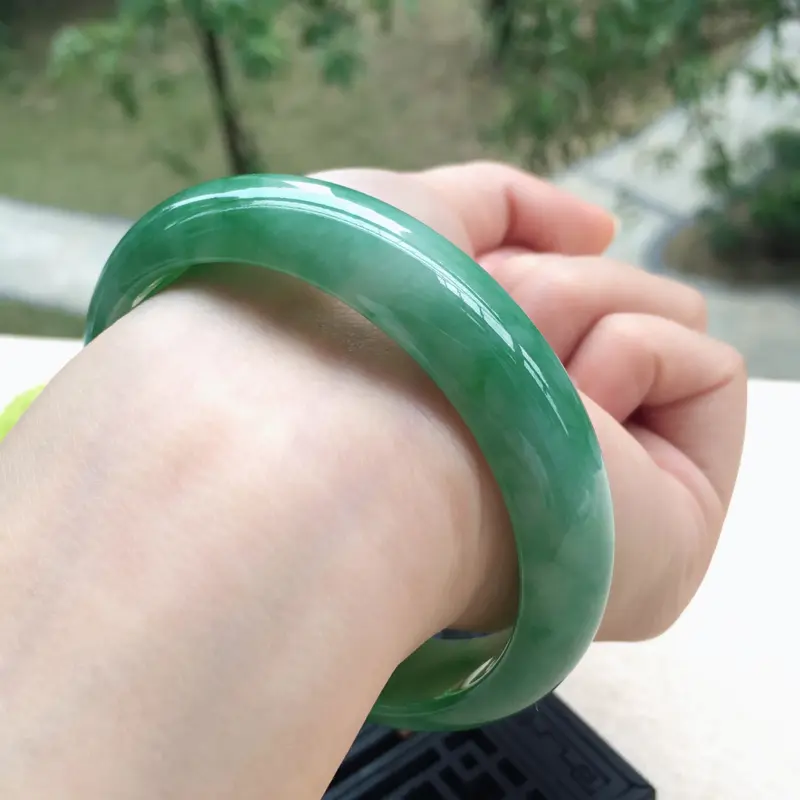 【大圈口福利~天然A货翡翠莹润飘绿花正装手镯,圈口60.3mm玉质细腻,色泽艳丽,翠绿抢眼,佩戴优雅贵气!尺寸60.3*15*7.6mm,重量60.94g】图10
