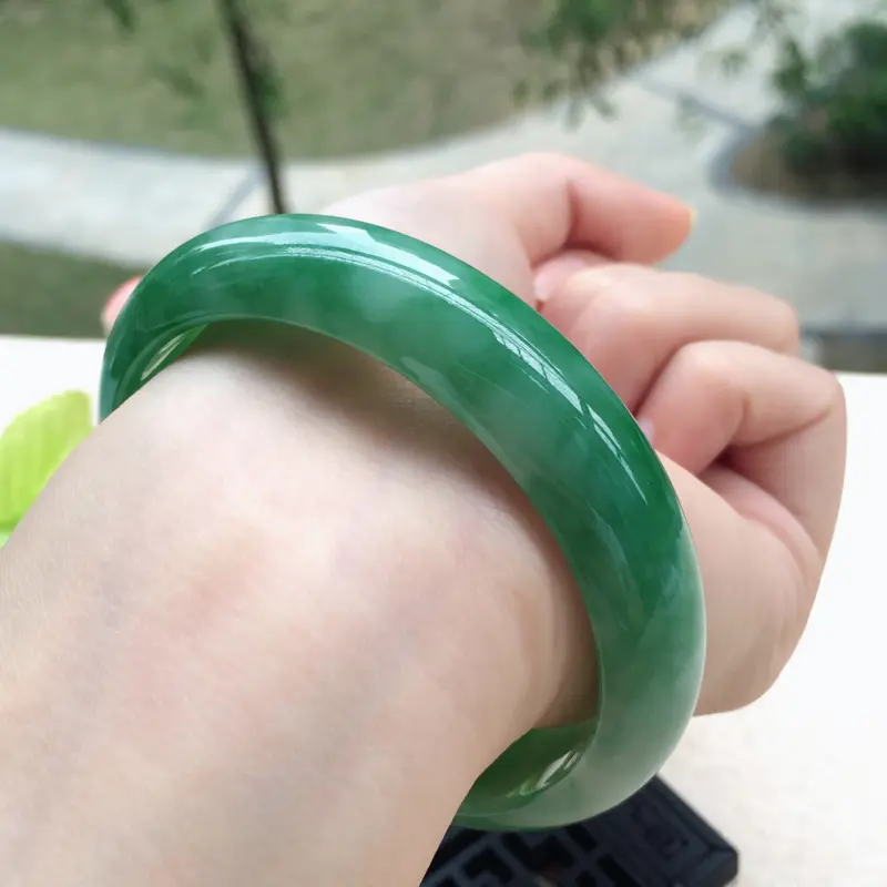 【大圈口福利~天然A货翡翠莹润飘绿花正装手镯,圈口60.3mm玉质细腻,色泽艳丽,翠绿抢眼,佩戴优雅贵气!尺寸60.3*15*7.6mm,重量60.94g】图11