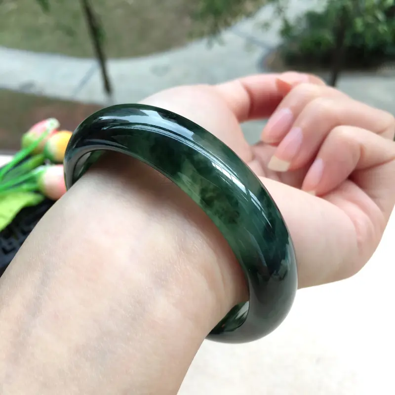 【天然A货翡翠完美莹润飘花正装手镯,圈口58mm,玉质莹润 飘花优雅绽放,颇具韵味,版型正,荧光四溢,上手奢华高贵,尺寸58*15*7.5mm,重量63.56g,】图9