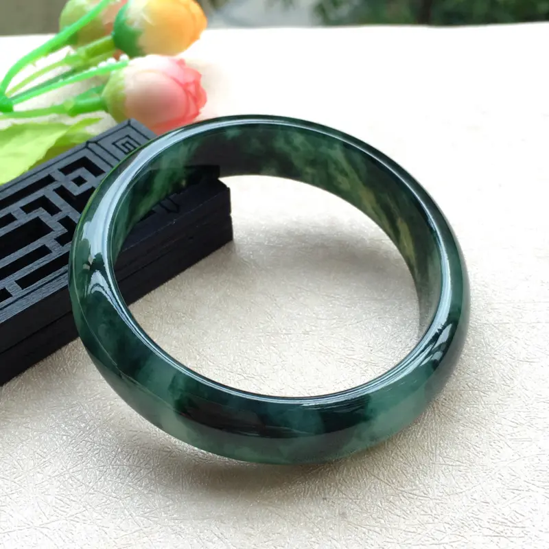 【天然A货翡翠完美莹润飘花正装手镯,圈口58mm,玉质莹润 飘花优雅绽放,颇具韵味,版型正,荧光四溢,上手奢华高贵,尺寸58*15*7.5mm,重量63.56g,】图6