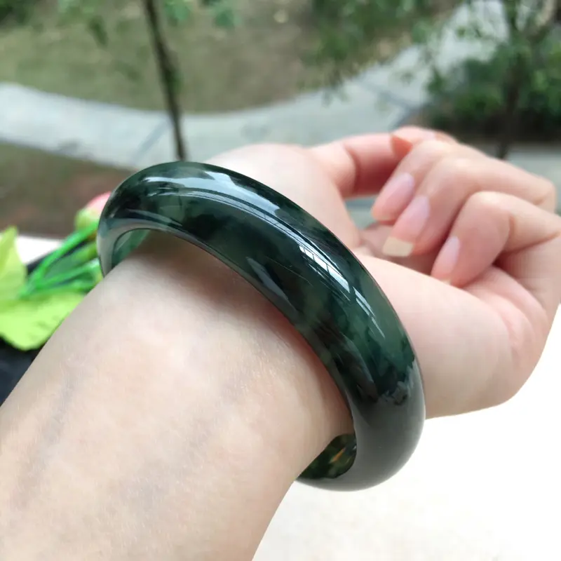 【天然A货翡翠完美莹润飘花正装手镯,圈口58mm,玉质莹润 飘花优雅绽放,颇具韵味,版型正,荧光四溢,上手奢华高贵,尺寸58*15*7.5mm,重量63.56g,】图11