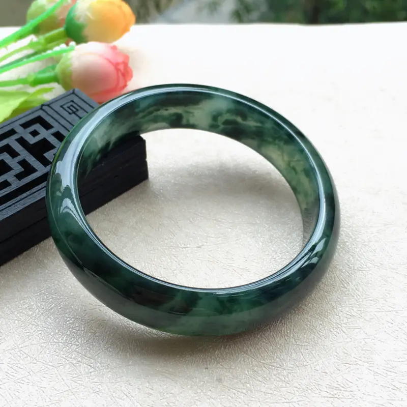 【天然A货翡翠完美莹润飘花正装手镯,圈口58mm,玉质莹润 飘花优雅绽放,颇具韵味,版型正,荧光四溢,上手奢华高贵,尺寸58*15*7.5mm,重量63.56g,】图5