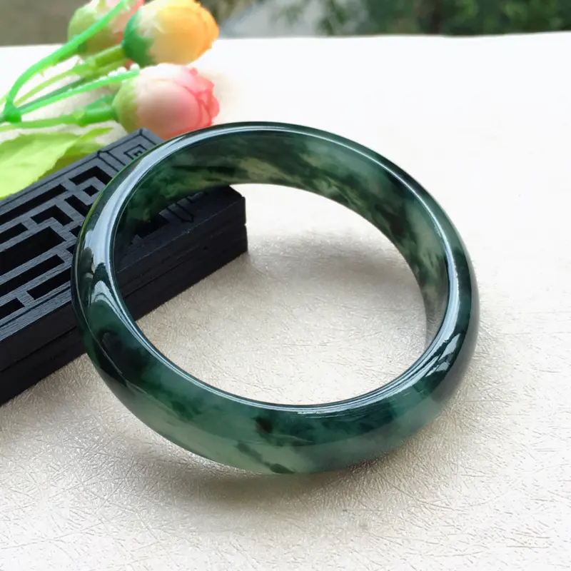 【天然A货翡翠完美莹润飘花正装手镯,圈口58mm,玉质莹润 飘花优雅绽放,颇具韵味,版型正,荧光四溢,上手奢华高贵,尺寸58*15*7.5mm,重量63.56g,】图7
