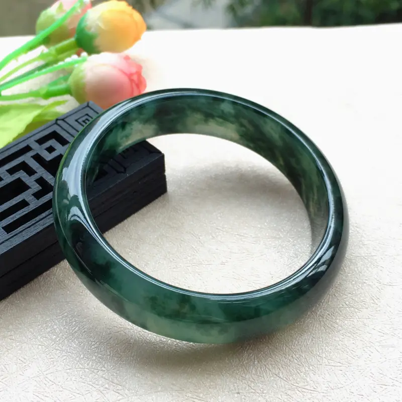 【天然A货翡翠完美莹润飘花正装手镯,圈口58mm,玉质莹润 飘花优雅绽放,颇具韵味,版型正,荧光四溢,上手奢华高贵,尺寸58*15*7.5mm,重量63.56g,】图4