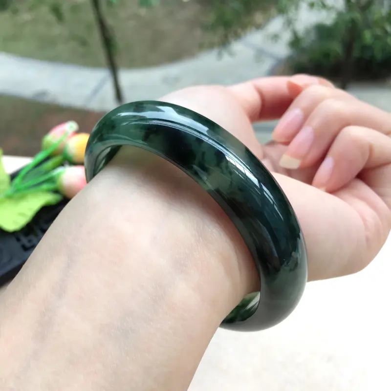 【天然A货翡翠完美莹润飘花正装手镯,圈口58mm,玉质莹润 飘花优雅绽放,颇具韵味,版型正,荧光四溢,上手奢华高贵,尺寸58*15*7.5mm,重量63.56g,】图10