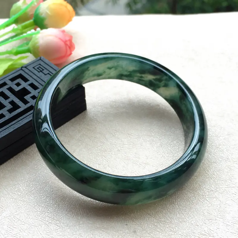 【天然A货翡翠完美莹润飘花正装手镯,圈口58mm,玉质莹润 飘花优雅绽放,颇具韵味,版型正,荧光四溢,上手奢华高贵,尺寸58*15*7.5mm,重量63.56g,】图1