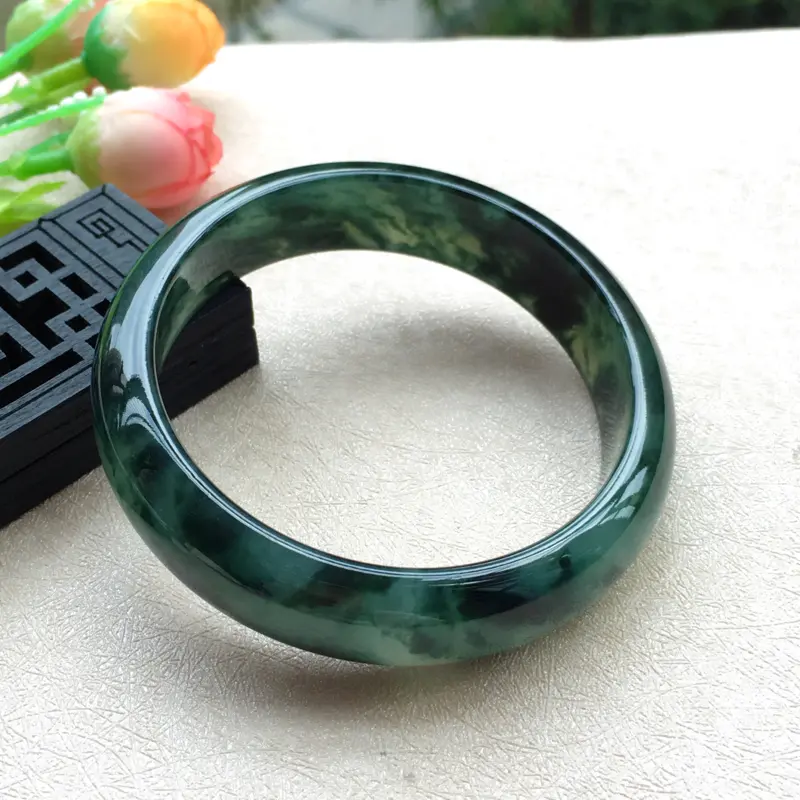 【天然A货翡翠完美莹润飘花正装手镯,圈口58mm,玉质莹润 飘花优雅绽放,颇具韵味,版型正,荧光四溢,上手奢华高贵,尺寸58*15*7.5mm,重量63.56g,】图3