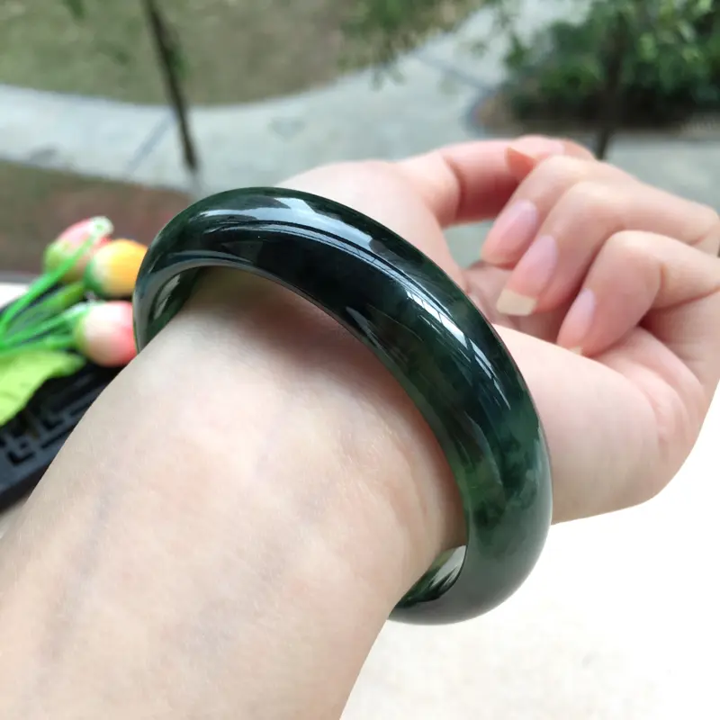 【天然A货翡翠完美莹润飘花正装手镯,圈口58mm,玉质莹润 飘花优雅绽放,颇具韵味,版型正,荧光四溢,上手奢华高贵,尺寸58*15*7.5mm,重量63.56g,】图8